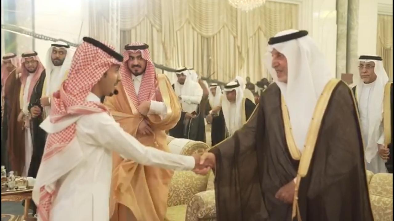 صاحب السمو الملكي الأمير خالد الفيصل يكرم طالب بطب الطائف لابداعه في الإلقاء