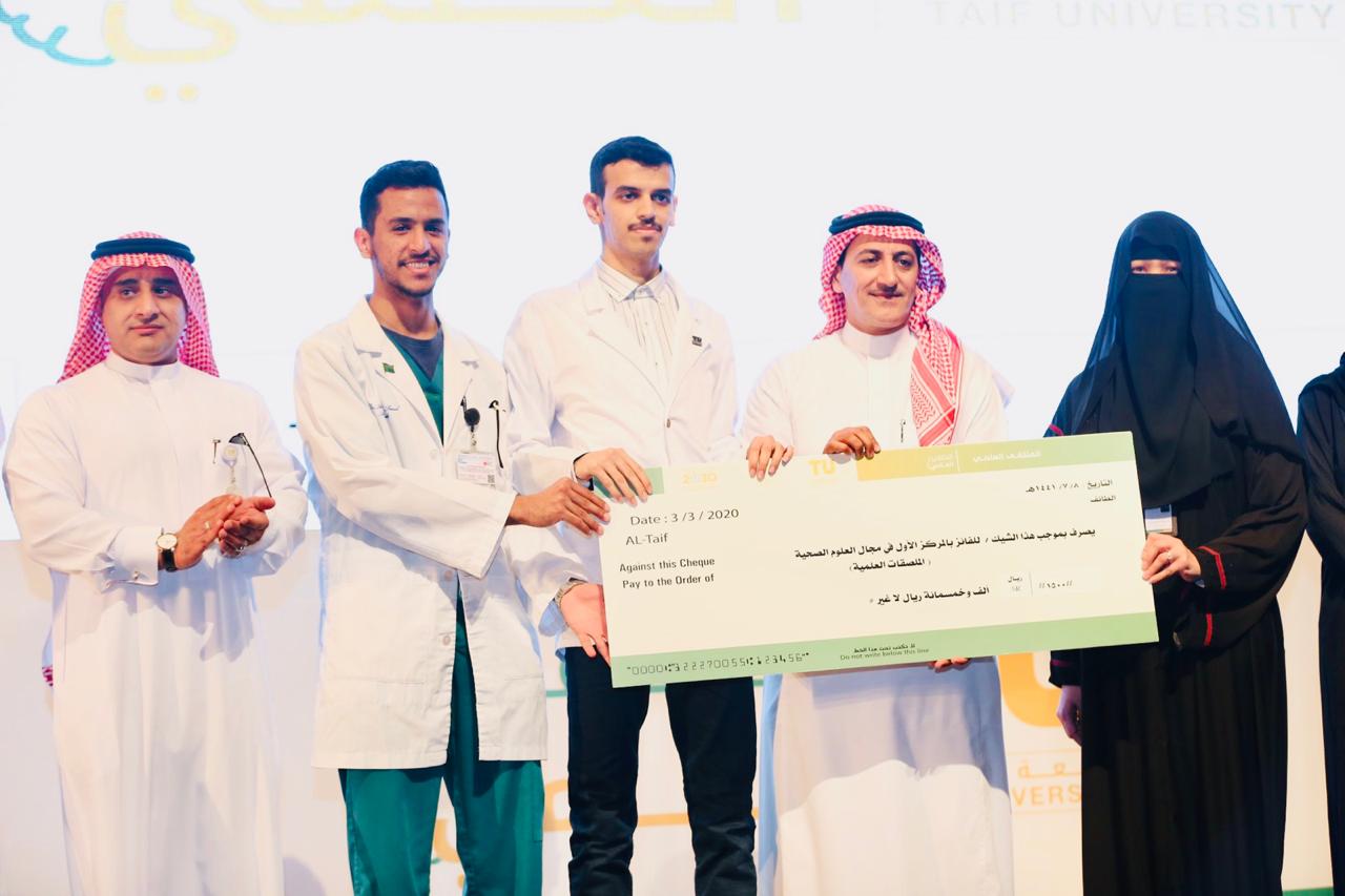 كلية الطب تفوز بثلاثة جوائز بالملتقى العلمي الطلابي بالجامعة