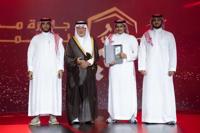 His Royal Highness Prince Khaled Al-Faisal, Adviser to the Custodian of the Two Holy Mosques and Governor of Makkah Al-Mukarramah Region, honors the students of the Faculty of Computing who won the Makkah Programming Days competition