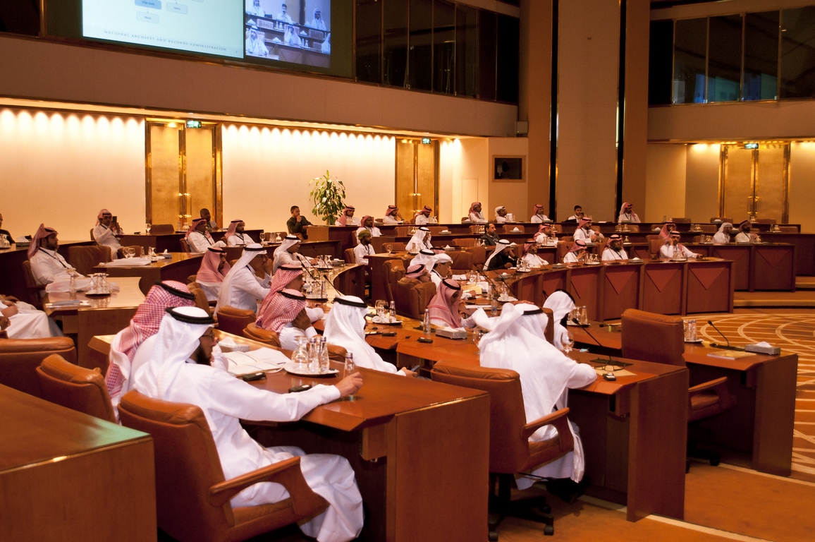 المشاركة في مؤتمر الأرشيفيات العربية في مدينة الرياض .